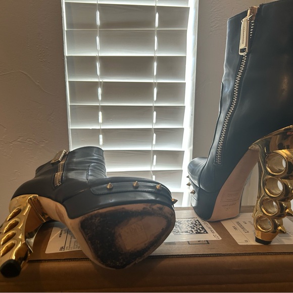 DSquared2 Gold brass knuckle boots - Picture 2 of 5